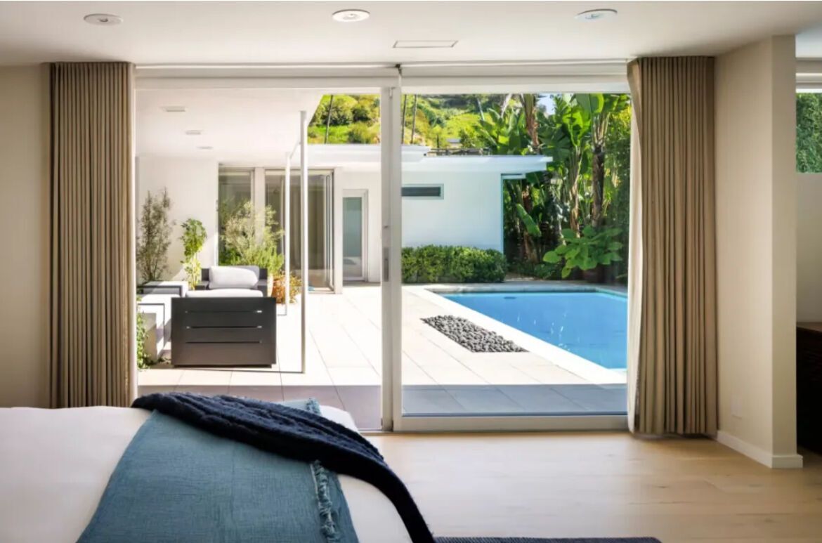 Великий будинок Меттью Перрі, який актор придбав за 4 місяці до смерті, знову виставили на продаж