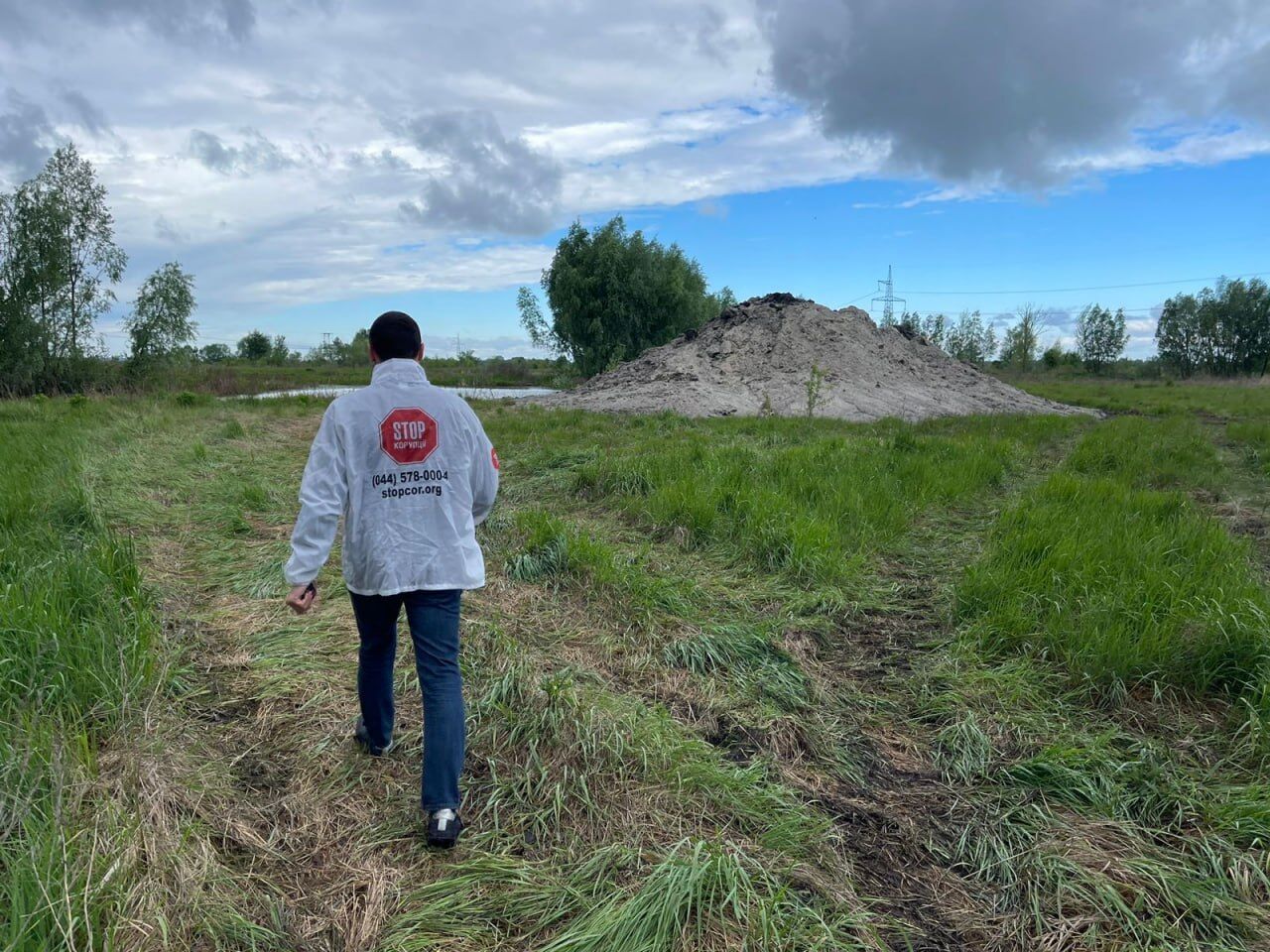 Намивають пісок у ''смарагдовій мережі'': журналісти виявили, ймовірно, незаконну точку видобутку під Києвом