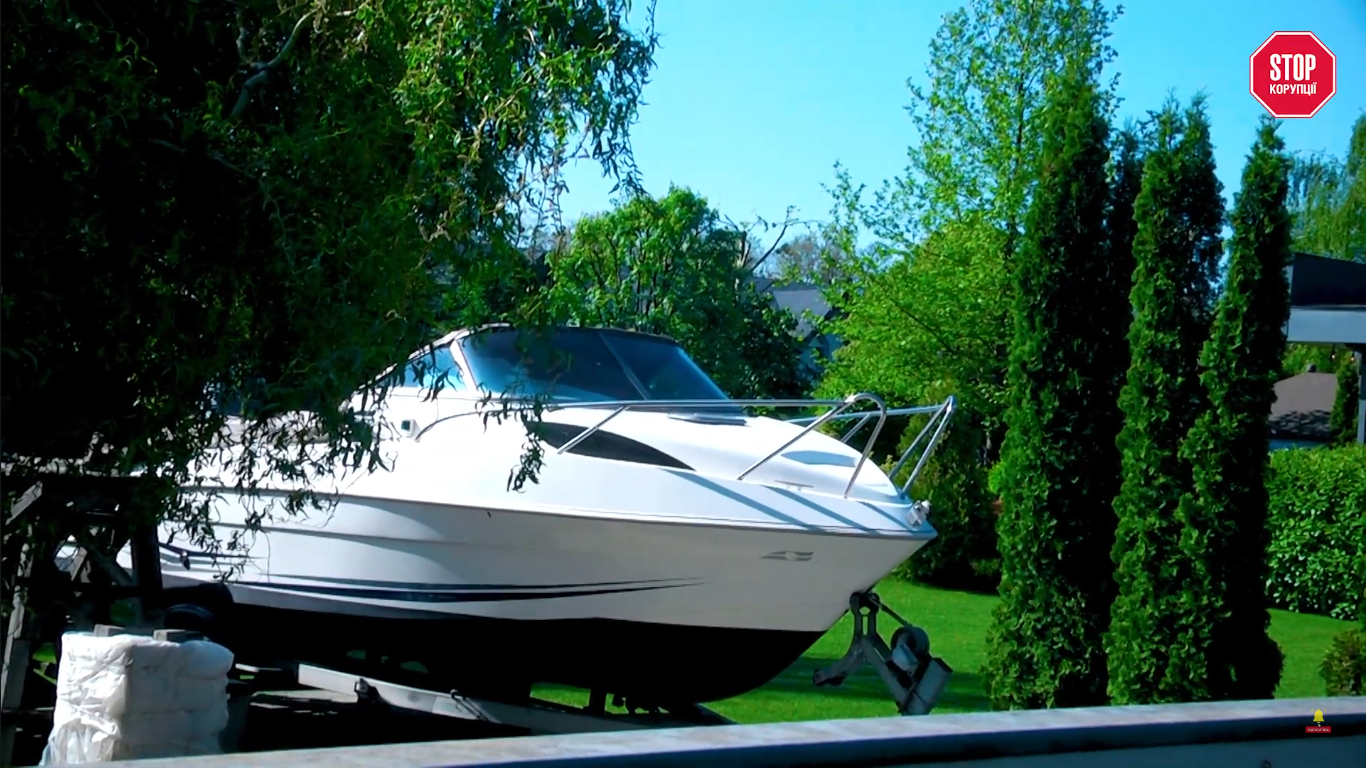 Матір директора ''Київекспертизи'' Хорошевського подарувала синові маєток та придбала собі квартиру у розпал війни