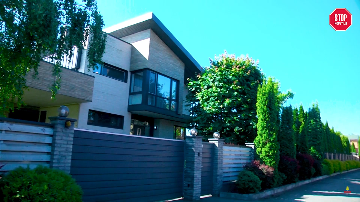 Матір директора ''Київекспертизи'' Хорошевського подарувала синові маєток та придбала собі квартиру у розпал війни