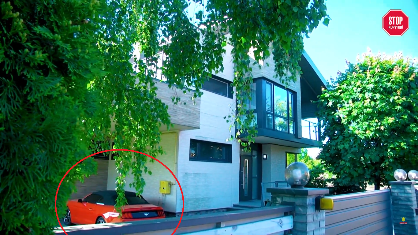 Матір директора ''Київекспертизи'' Хорошевського подарувала синові маєток та придбала собі квартиру у розпал війни