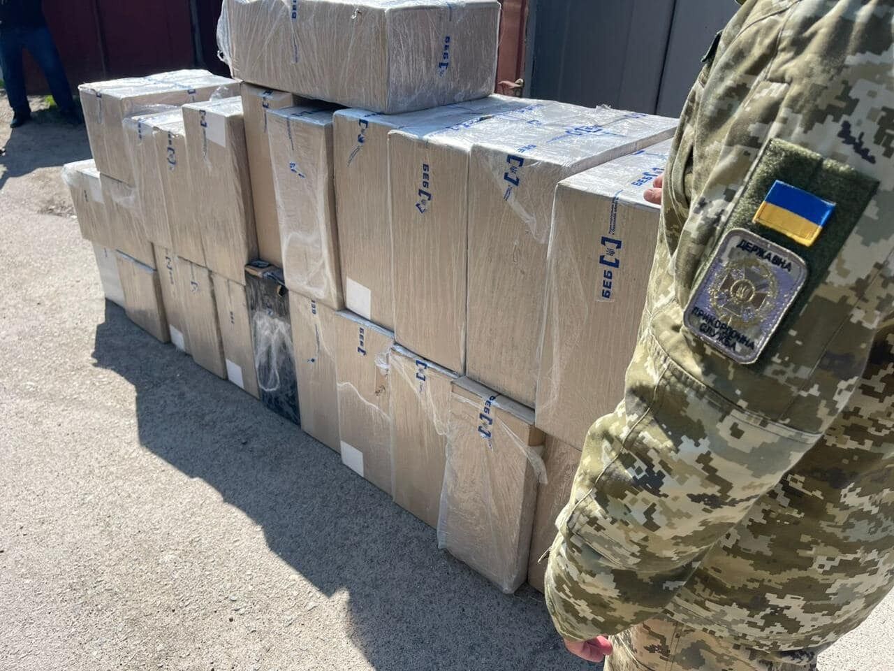 Детективи БЕБ на Одещині викрили схему незаконного розповсюдження сигарет