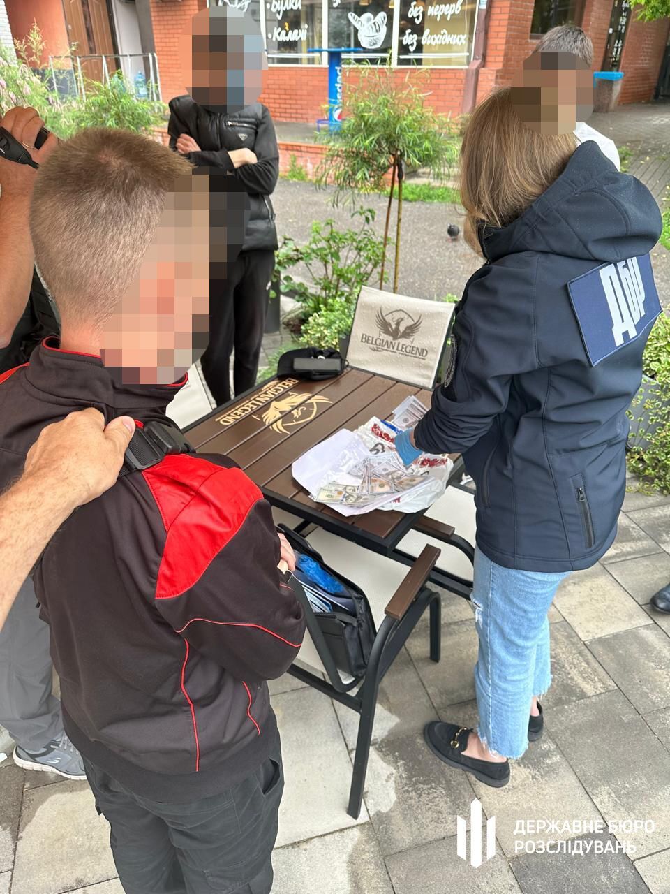 Син посадовця комісаріату з Вінниці вимагав гроші за уникнення мобілізації та виїзд за кордон