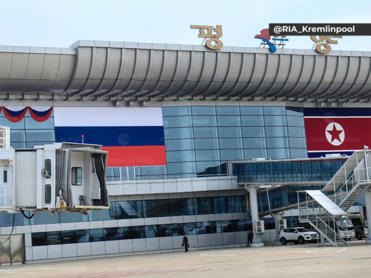 Путин приехал в КНДР: Пхеньян украсили российскими флагами и портретами