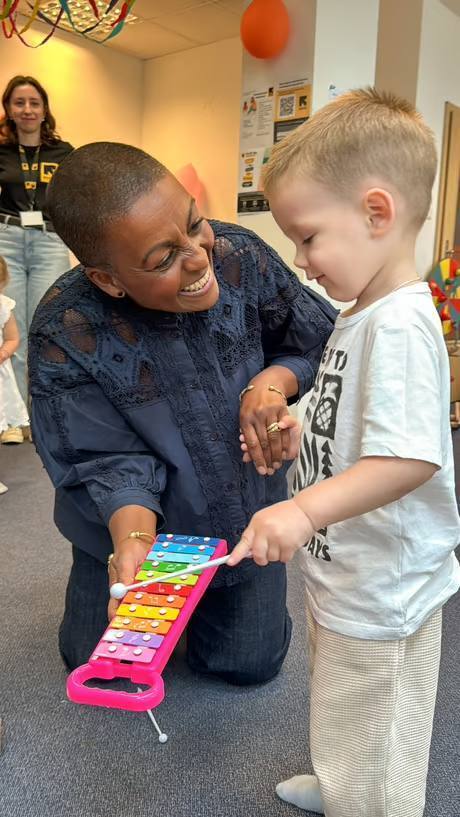 Зірка серіалу ''Бріджертони'' у Польщі зустрілася із біженцями з України