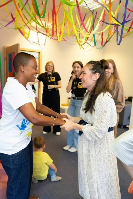 Зірка серіалу ''Бріджертони'' у Польщі зустрілася із біженцями з України