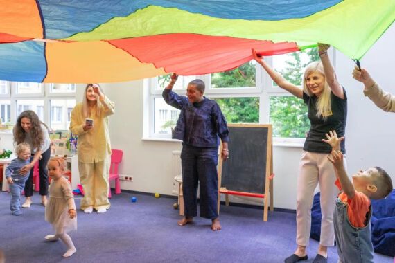 Зірка серіалу ''Бріджертони'' у Польщі зустрілася із біженцями з України