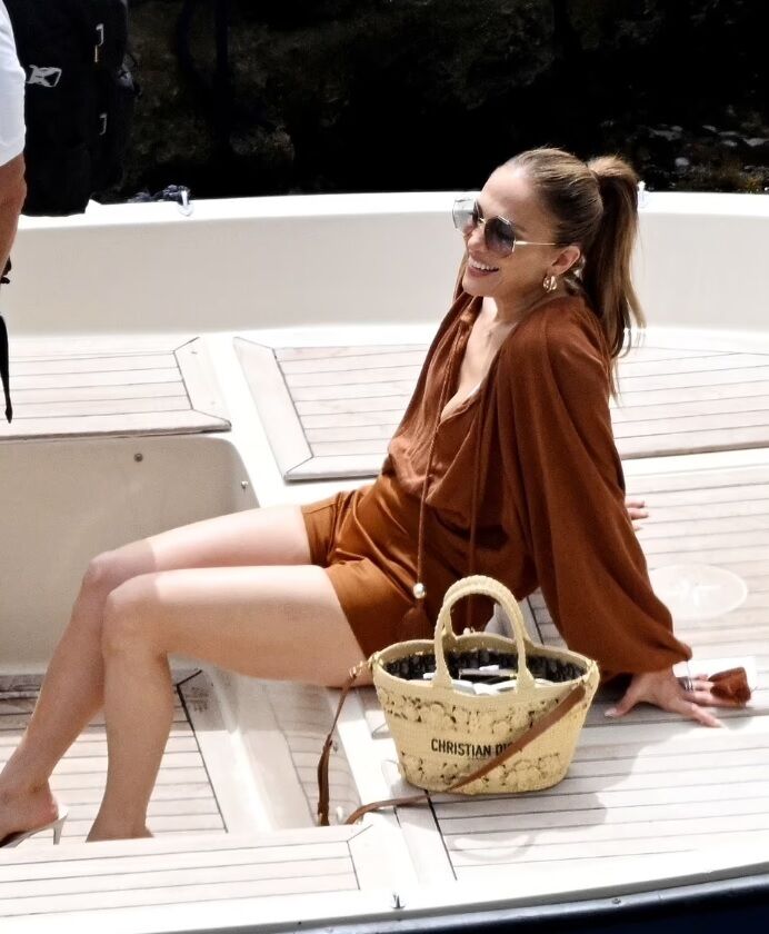 Дженнифер Лопес поразила в белом купальнике на отдыхе в Италии.