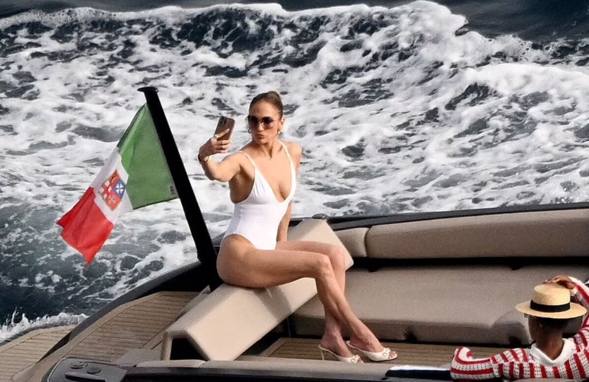 Дженнифер Лопес поразила в белом купальнике на отдыхе в Италии.