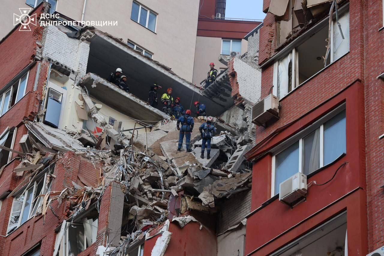  Рятувальники витягли 190 тонн сміття після ракетного удару у Дніпрі
