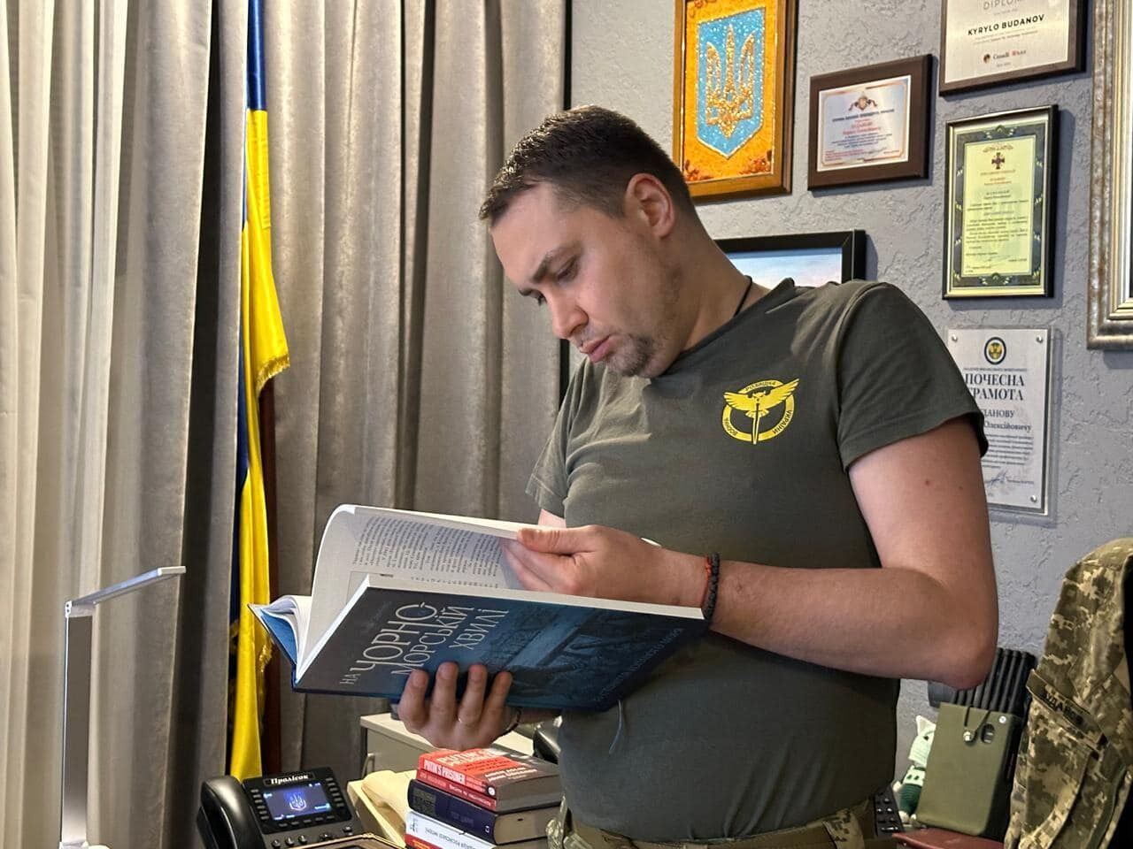 Буданов показав книги, які планує прочитати: вдячність українським літераторам за натхнення