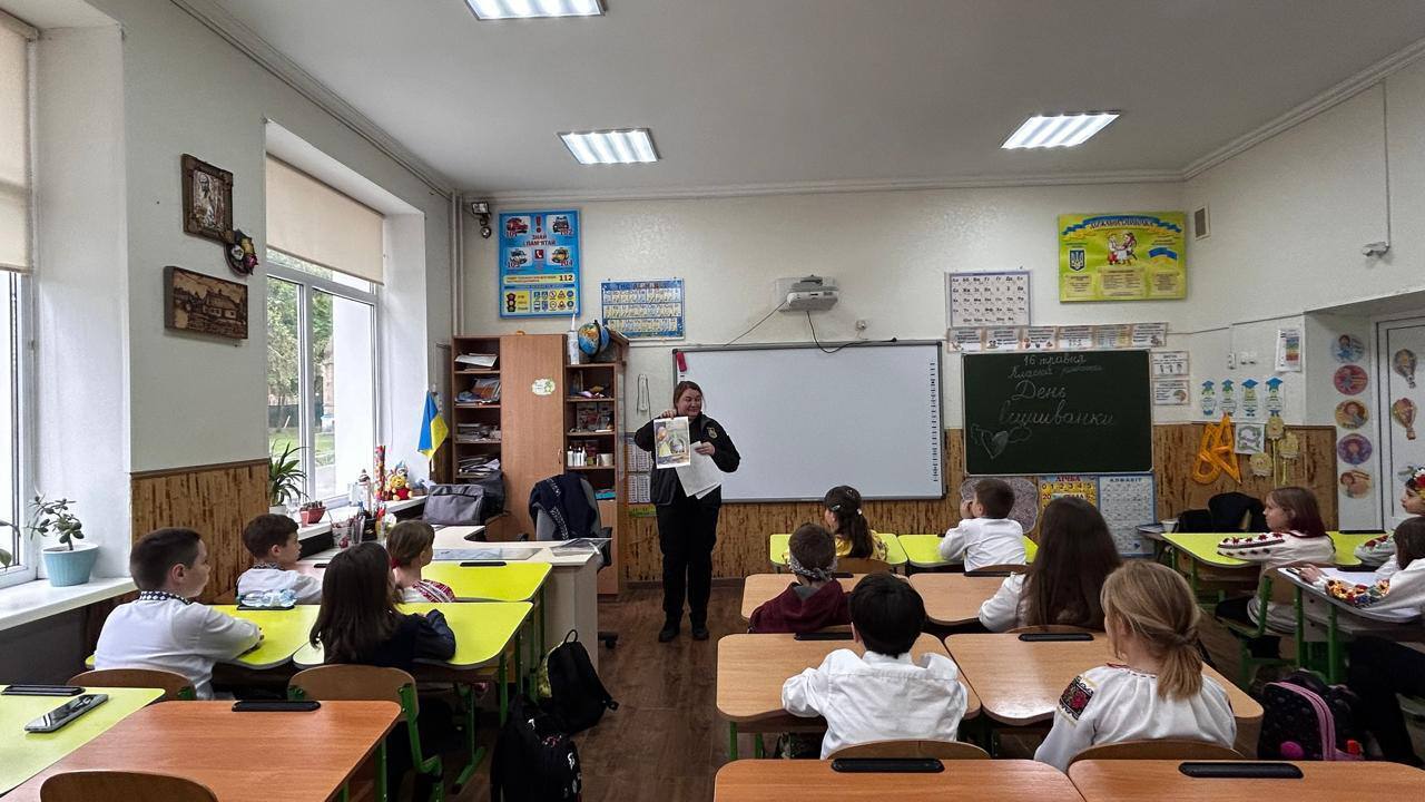 Діти сидять за партами