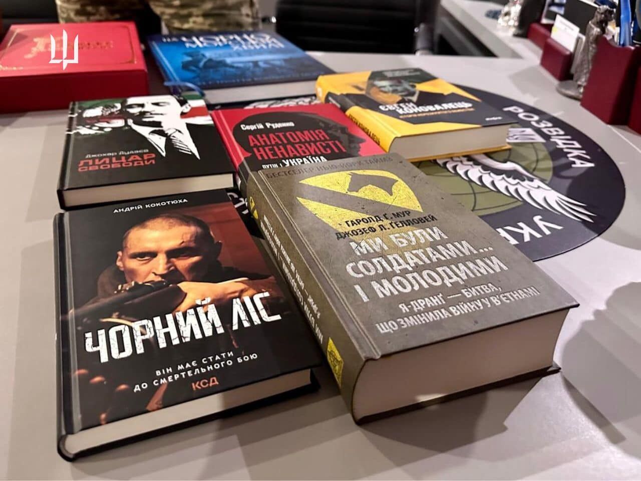 Буданов показал книги, которые планирует прочесть: благодарность украинским литераторам за вдохновение