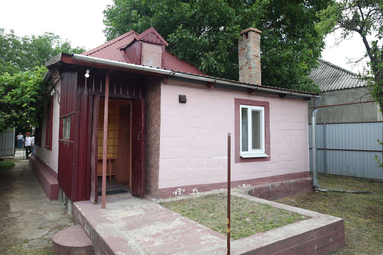 Monobank приобрел дом 98-летней женщине, которая пешком прошла 10 км под обстрелами из Очеретиного