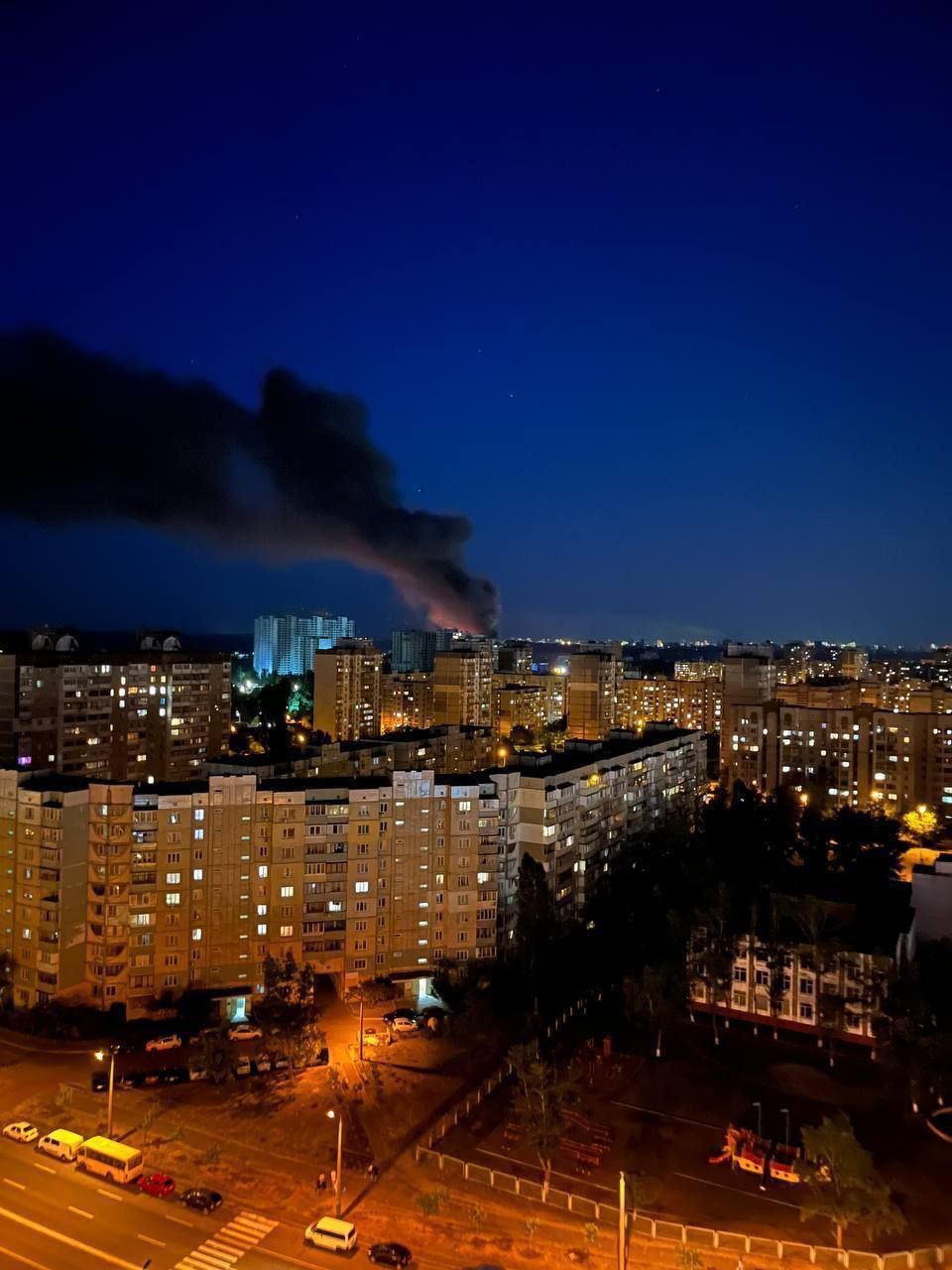 В Киеве на Троещине спасатели ликвидировали масштабный пожар