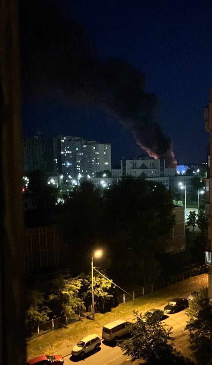 В Киеве на Троещине спасатели ликвидировали масштабный пожар