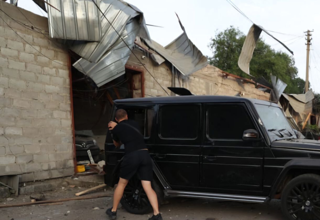 Утренняя атака на Днепр: обломки ракет вызвали пожары и ранения, среди пострадавших – дети