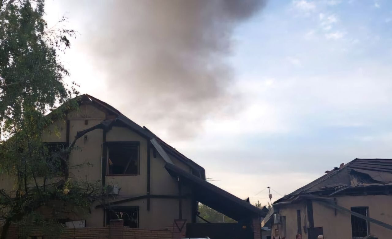 Утренняя атака на Днепр: обломки ракет вызвали пожары и ранения, среди пострадавших – дети