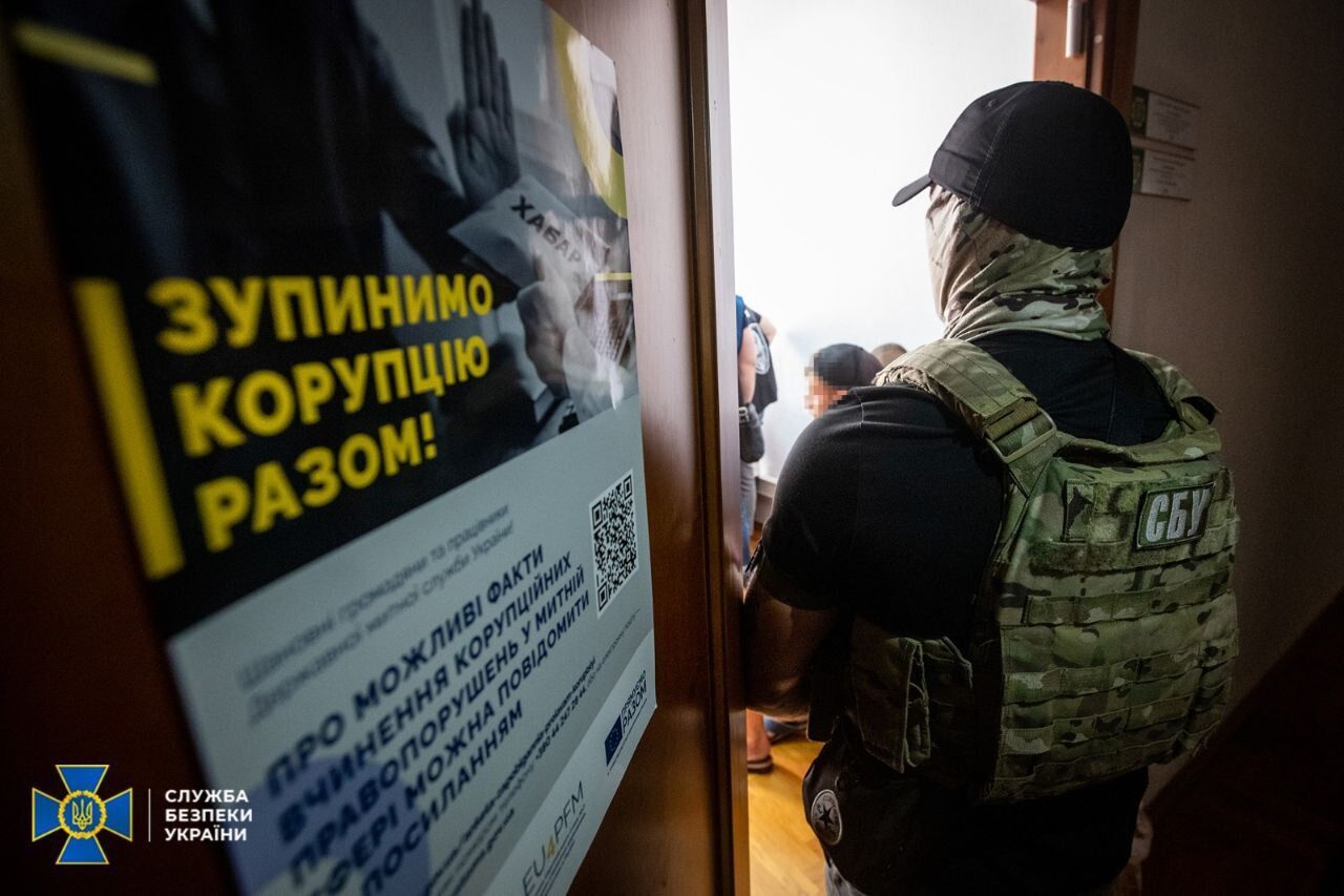 Керівників Держмитслужби затримали за хабарі: СБУ розкрила схему поборів