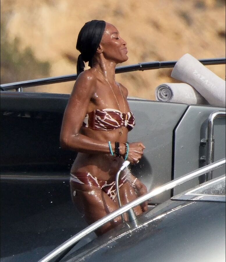 54-річна Наомі Кемпбелл продемонструвала підтягнуте тіло в бікіні (фото)