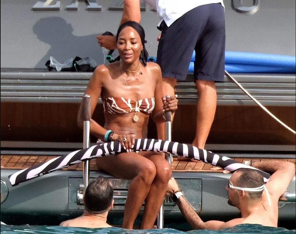 54-річна Наомі Кемпбелл продемонструвала підтягнуте тіло в бікіні (фото)