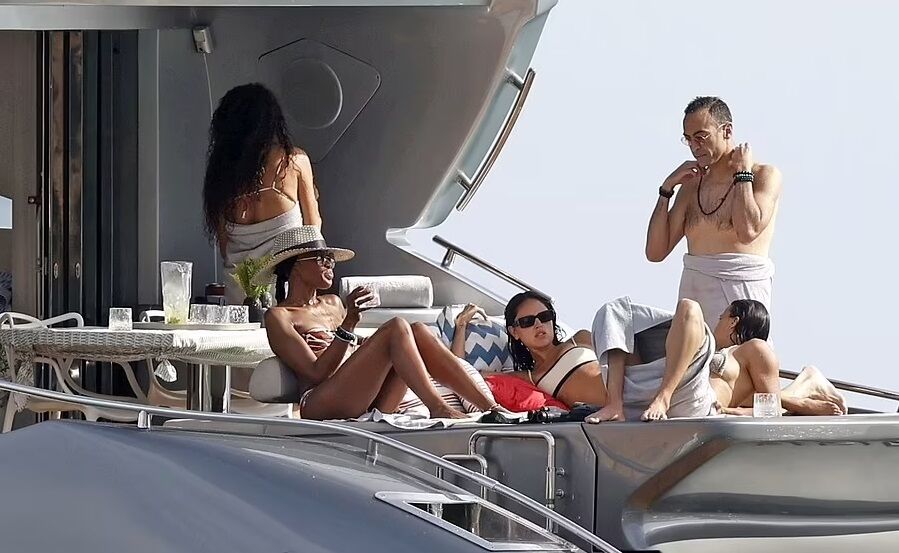 54-річна Наомі Кемпбелл продемонструвала підтягнуте тіло в бікіні (фото)