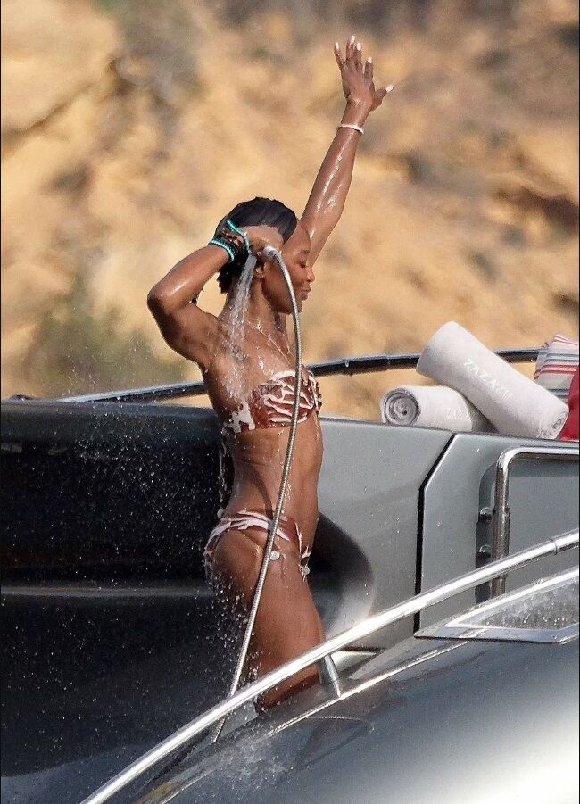 54-річна Наомі Кемпбелл продемонструвала підтягнуте тіло в бікіні (фото)