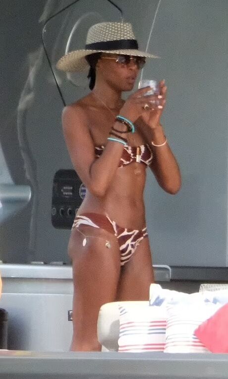 54-річна Наомі Кемпбелл продемонструвала підтягнуте тіло в бікіні (фото)