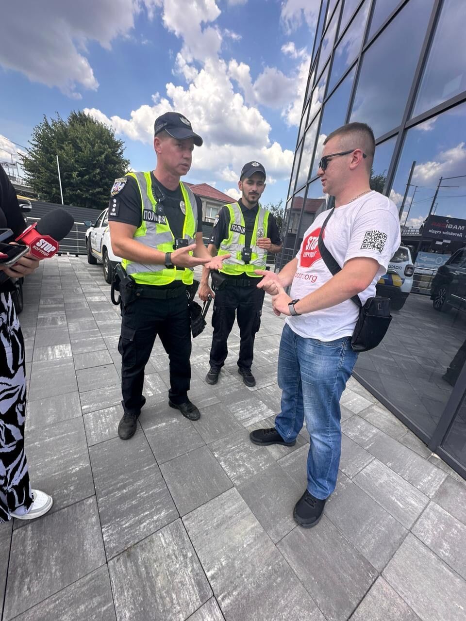 Зайняли два поверхи: СтопКор викрив черговий шахрайський кол-центр у столичному БЦ Wave Tower (фото, відео)