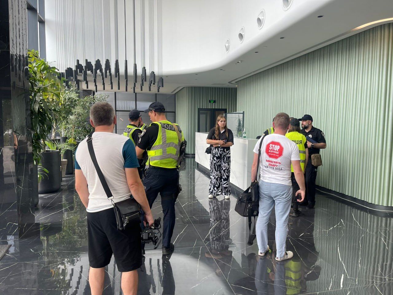 Зайняли два поверхи: СтопКор викрив черговий шахрайський кол-центр у столичному БЦ Wave Tower (фото, відео)