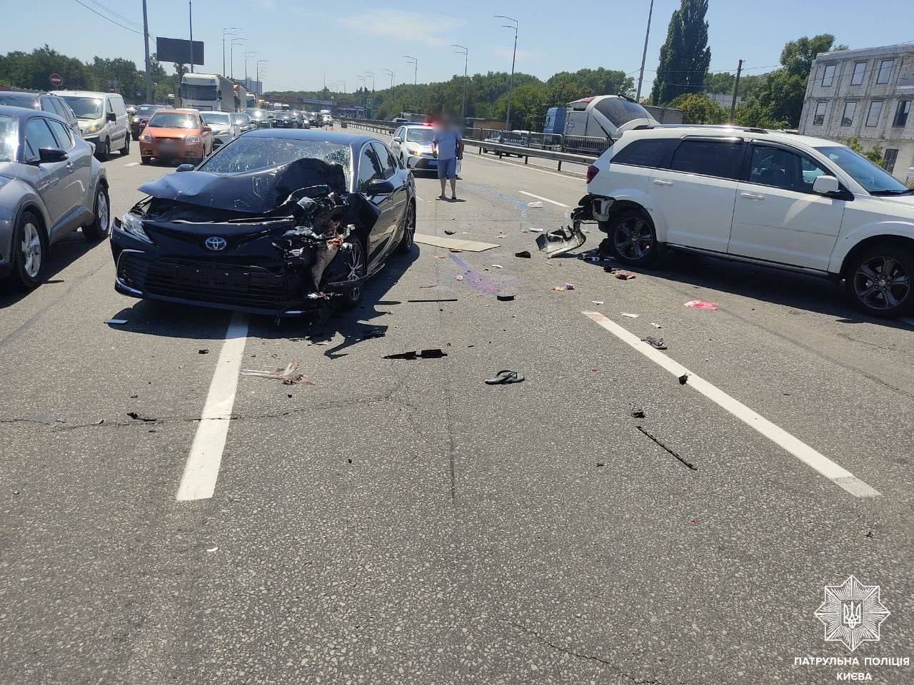 В Киеве Toyota врезалась в попавшие в ДТП автомобили: есть пострадавшие (фото)