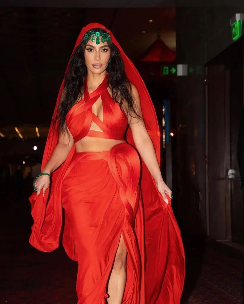 Ким Кардашьян возмутила поклонников красным нарядом на индийской свадьбе столетия