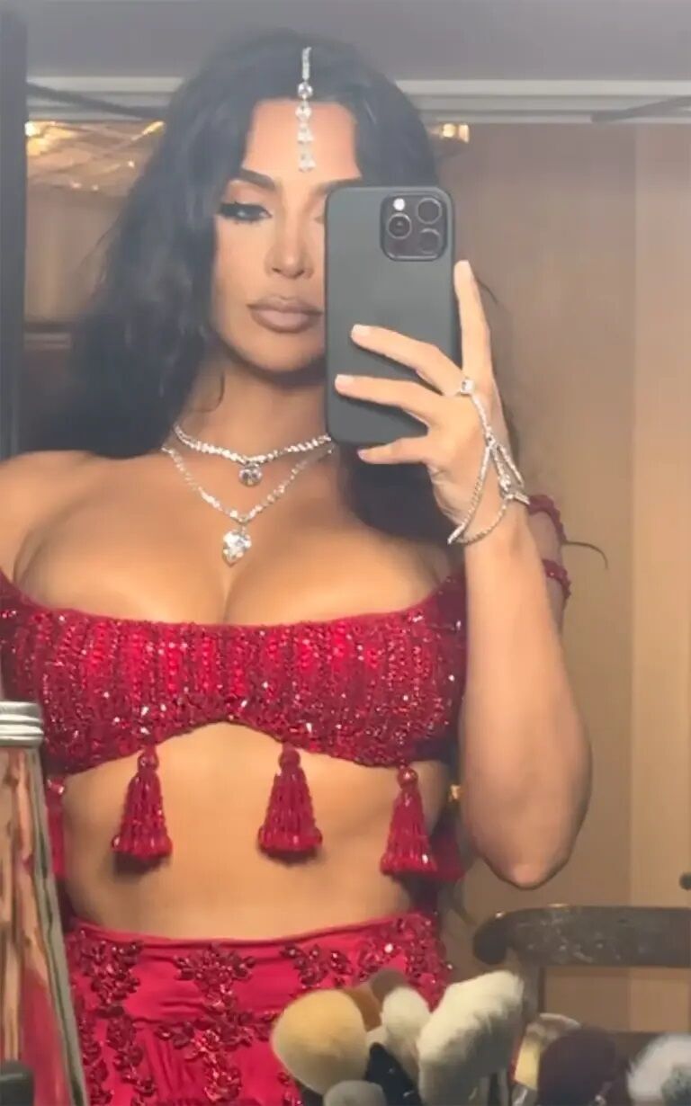 Ким Кардашьян возмутила поклонников красным нарядом на индийской свадьбе столетия