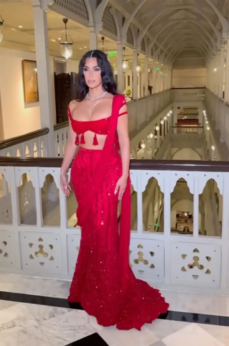Ким Кардашьян возмутила поклонников красным нарядом на индийской свадьбе столетия