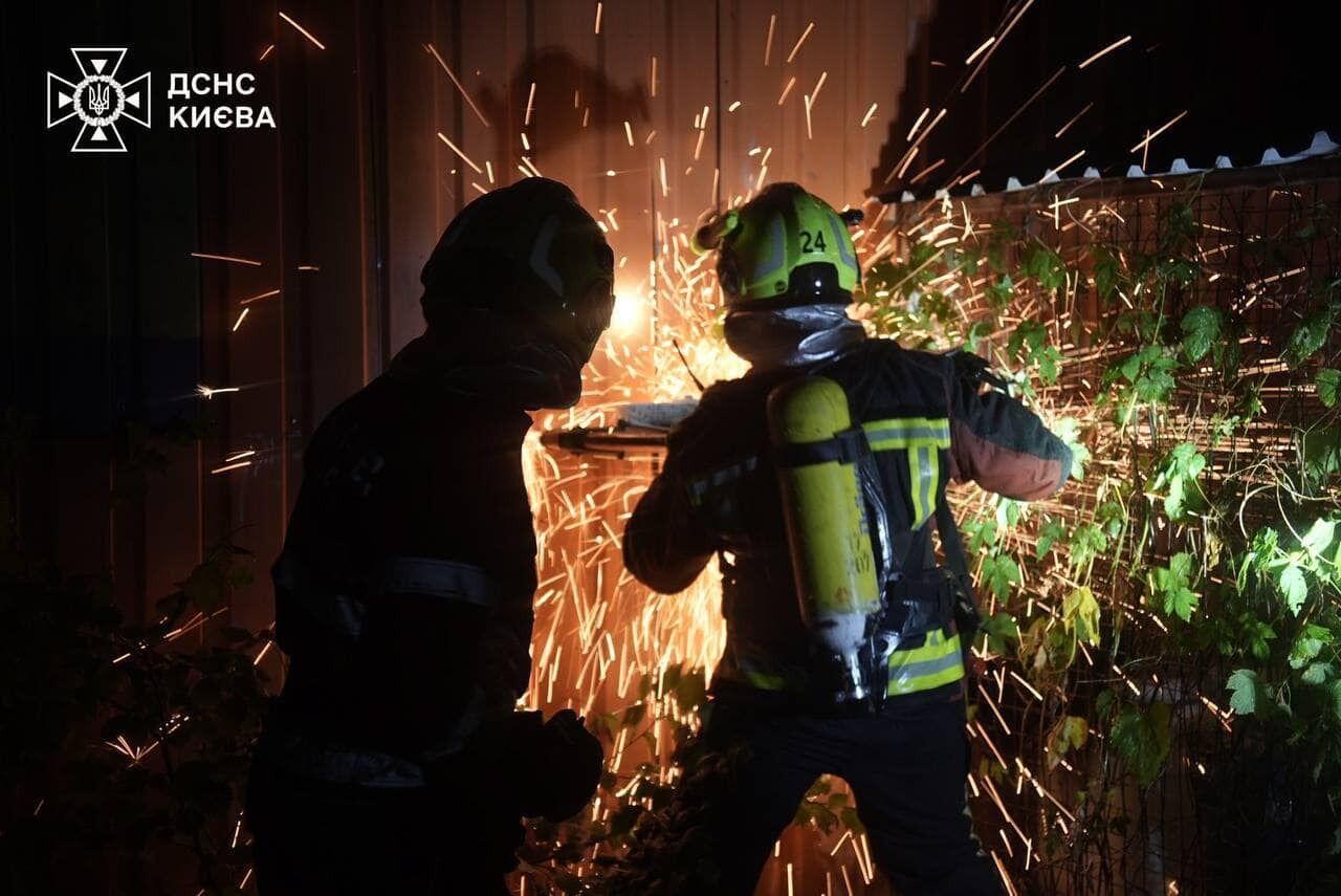 Потужна пожежа в супермаркеті ''Сільпо'': рятувальники ліквідували загоряння (фото)