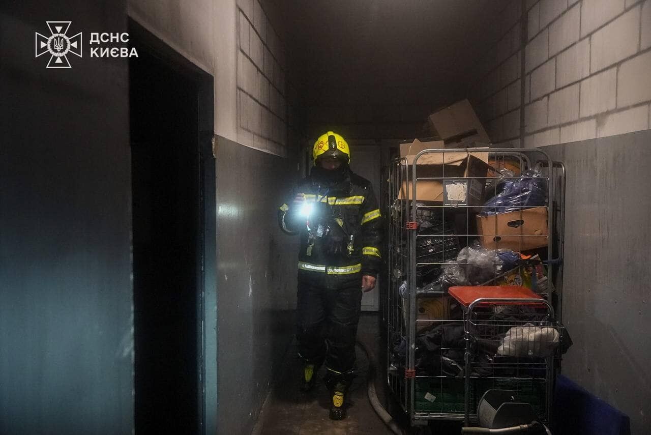 Потужна пожежа в супермаркеті ''Сільпо'': рятувальники ліквідували загоряння (фото)