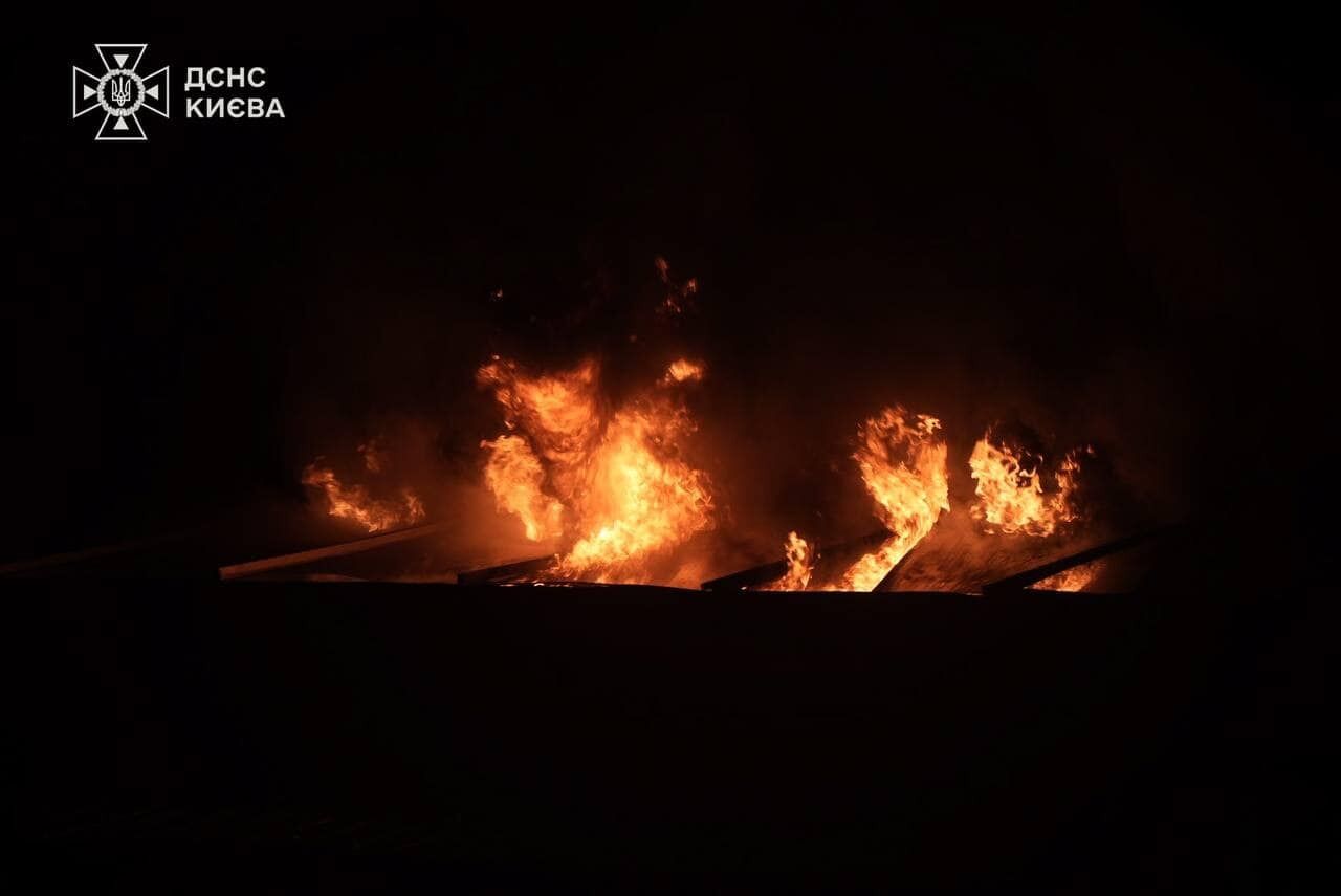 Потужна пожежа в супермаркеті ''Сільпо'': рятувальники ліквідували загоряння (фото)