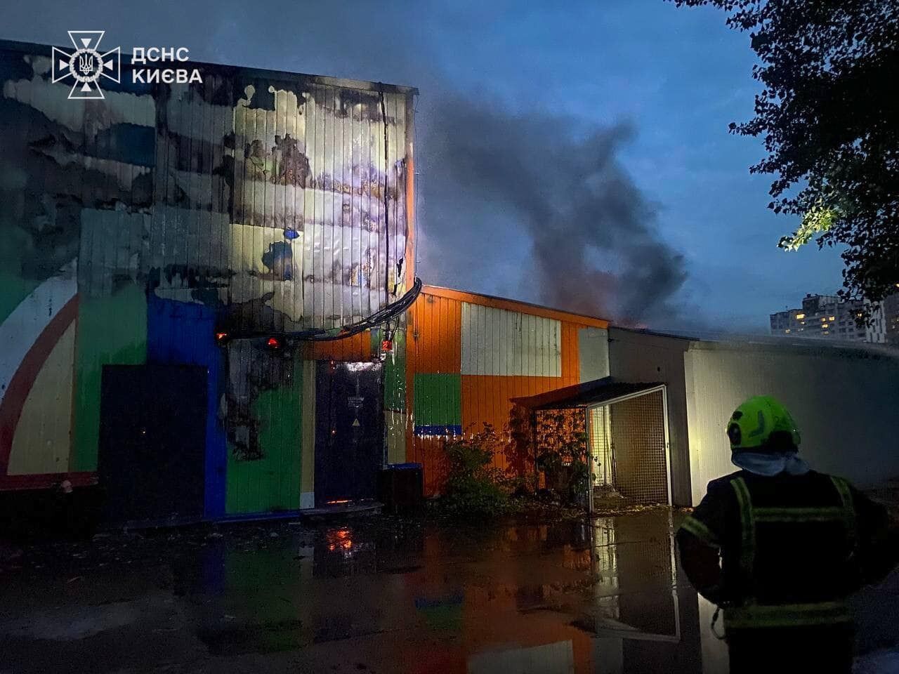 Потужна пожежа в супермаркеті ''Сільпо'': рятувальники ліквідували загоряння (фото)