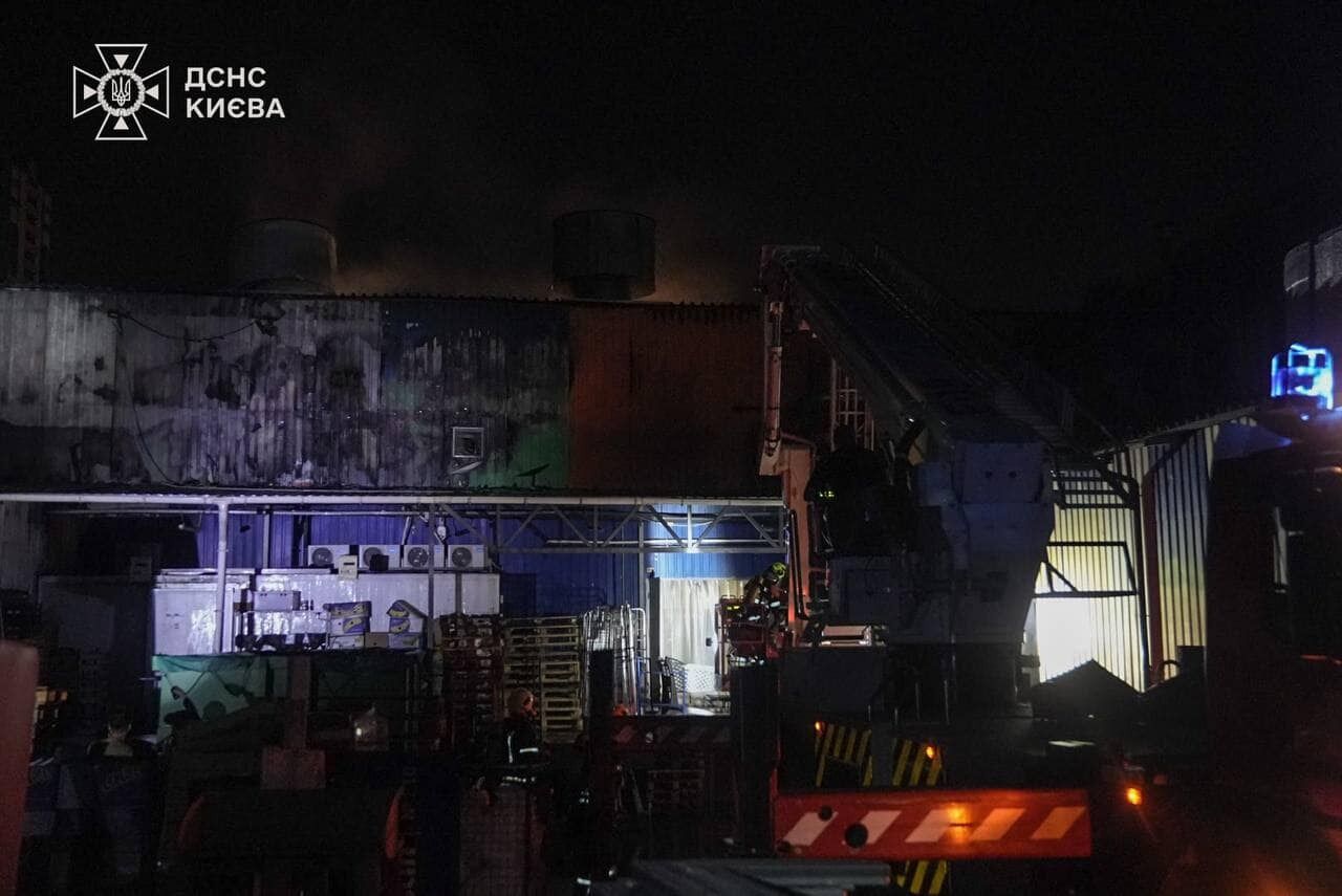 Потужна пожежа в супермаркеті ''Сільпо'': рятувальники ліквідували загоряння (фото)