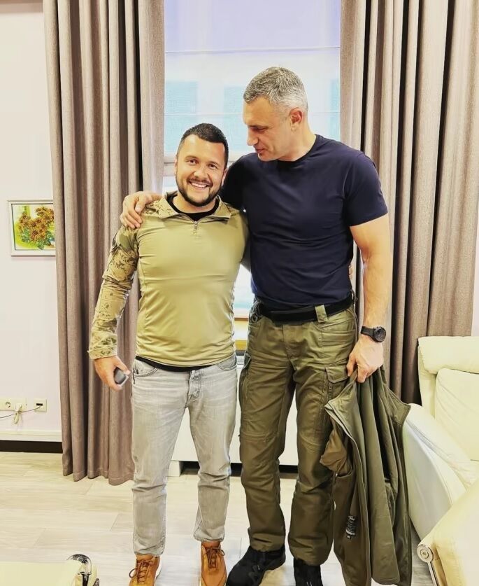 Волонтер Олексій Владіміров: розкішні авто та закордонні подорожі через систему ''Шлях''