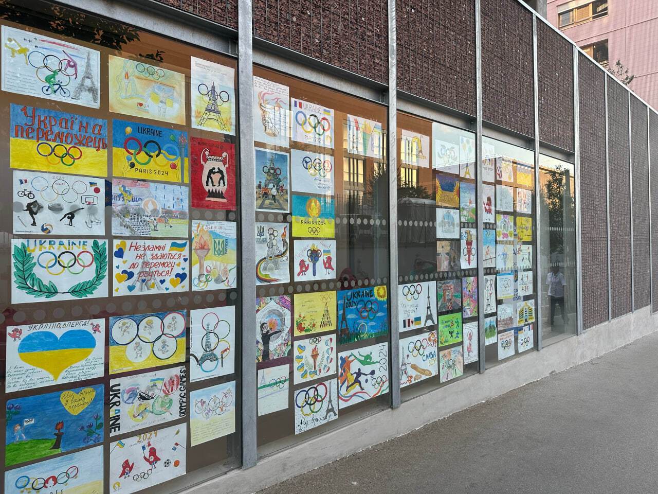 Здание в Париже, где будут жить украинские олимпийцы, украсили рисунками детей