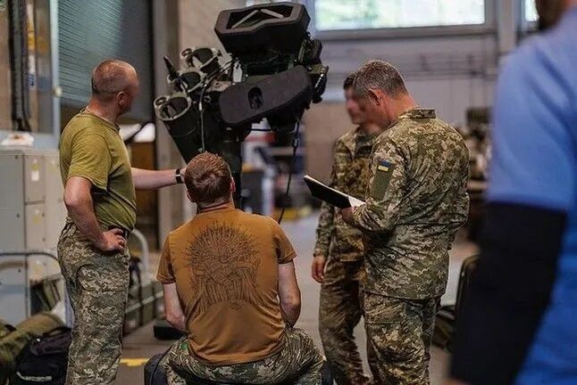 Украинские военные учатся на системе ПВО Starstreak (фото)