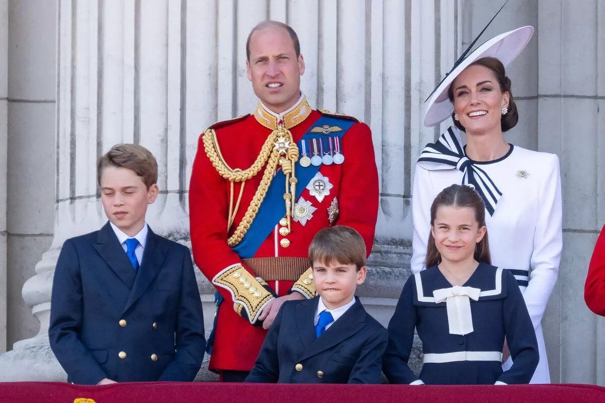 Принц Уильям и принцесса Кейт со своими детьми