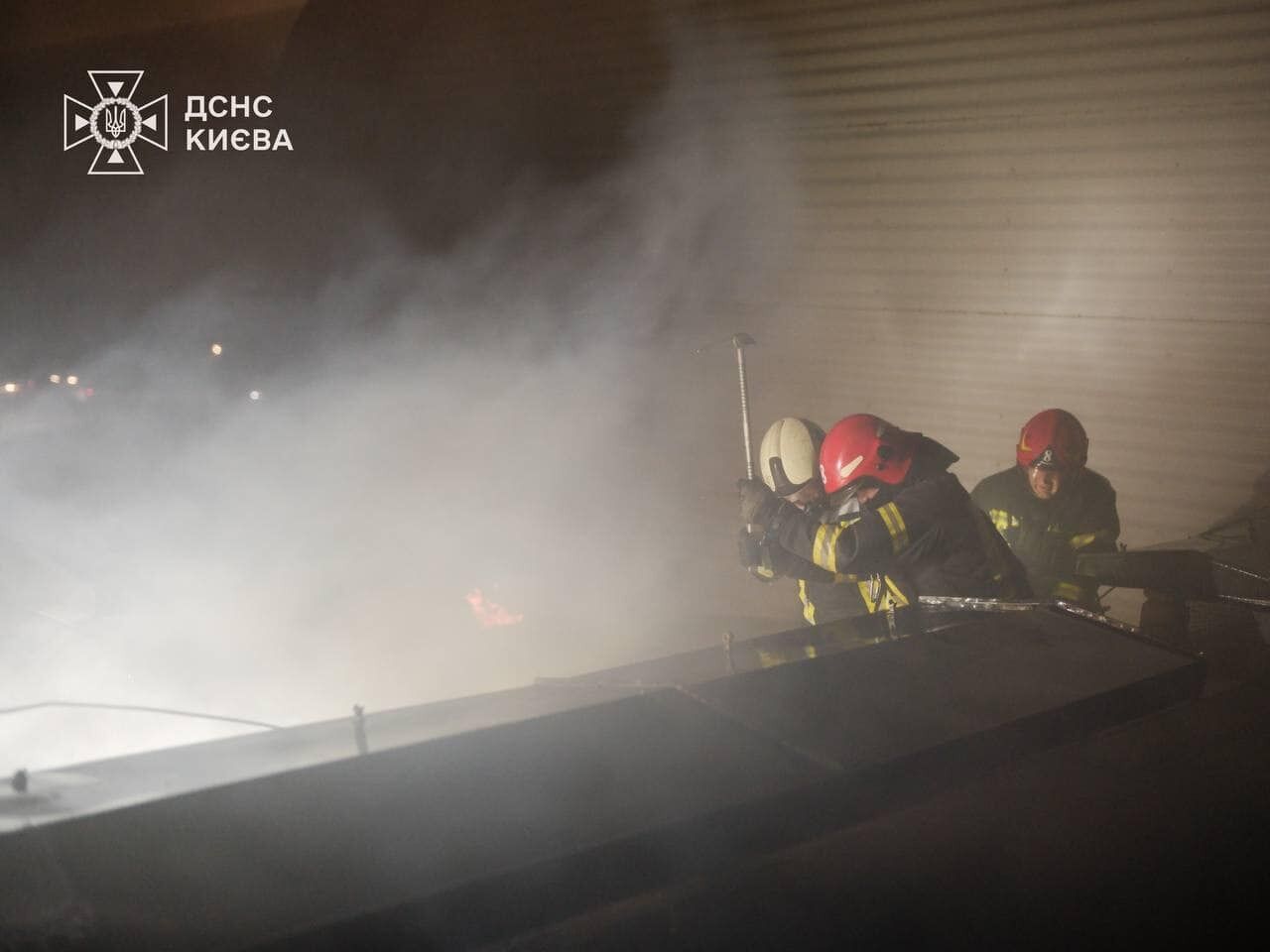 Пожежа в Голосіївському районі Києва: загорівся утеплювач у багатоповерхівці (фото, відео)