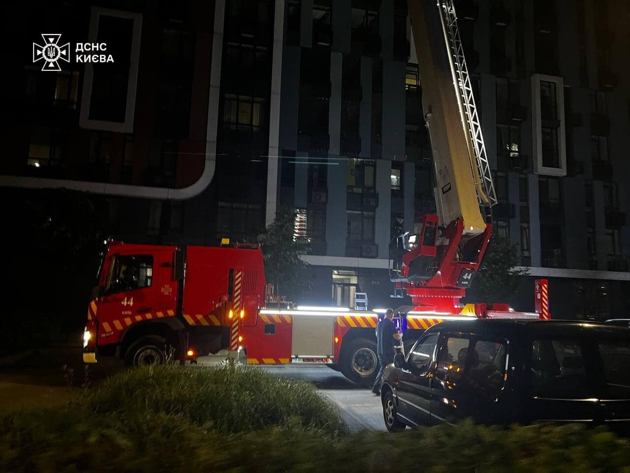 Пожежа в Голосіївському районі Києва: загорівся утеплювач у багатоповерхівці (фото, відео)