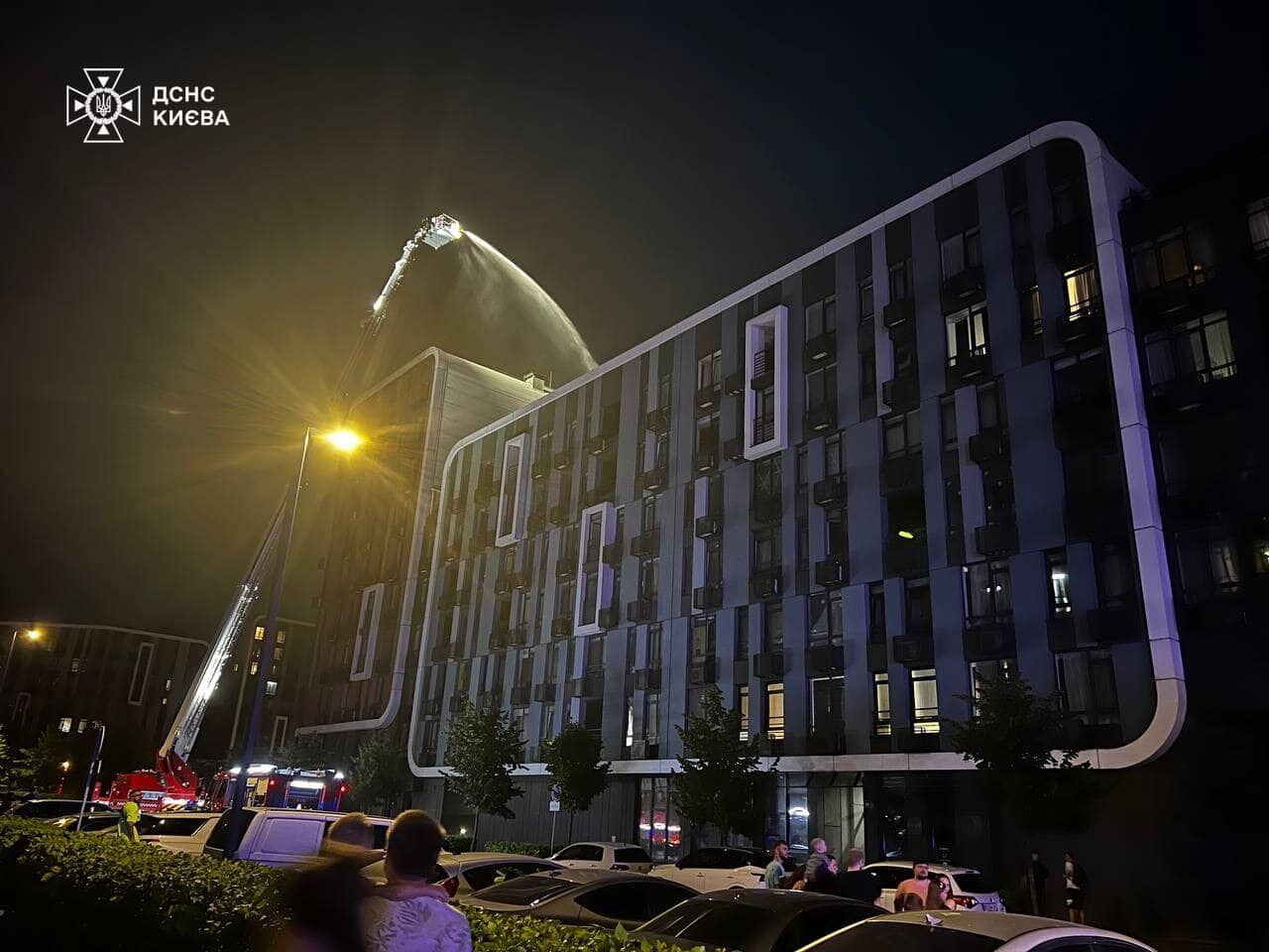 Пожежа в Голосіївському районі Києва: загорівся утеплювач у багатоповерхівці (фото, відео)