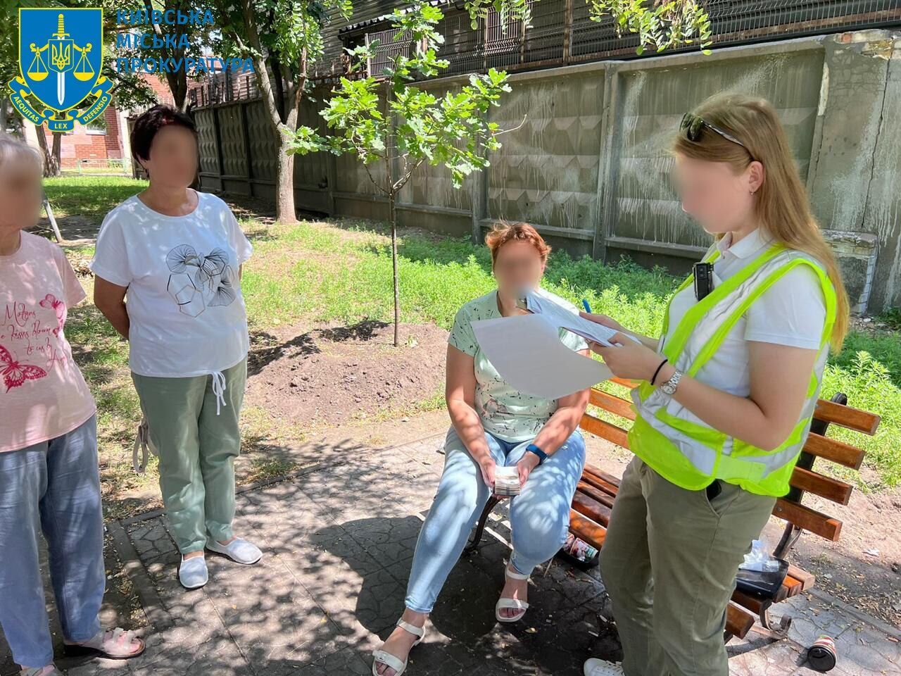 В Киеве чиновница благоустройства захотела легких денег и погорела на взятке