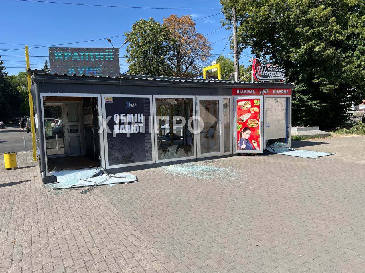 У Дніпрі внаслідок ракетно-дронової атаки пошкоджено ТЦ, — ЗМІ (фото)