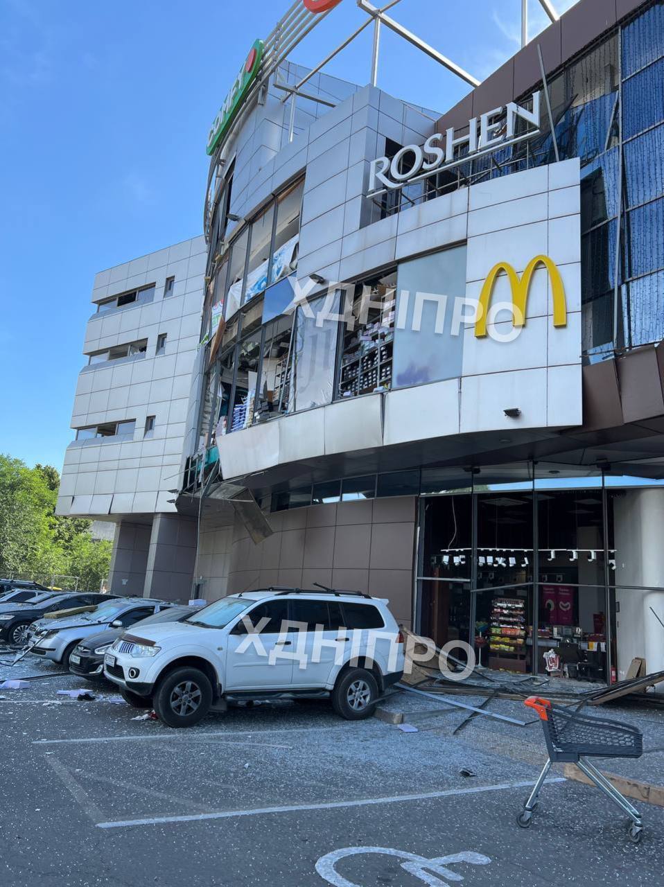 У Дніпрі внаслідок ракетно-дронової атаки пошкоджено ТЦ, — ЗМІ (фото)
