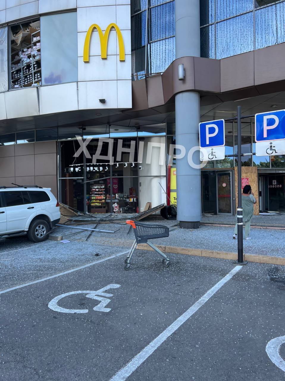 У Дніпрі внаслідок ракетно-дронової атаки пошкоджено ТЦ, — ЗМІ (фото)